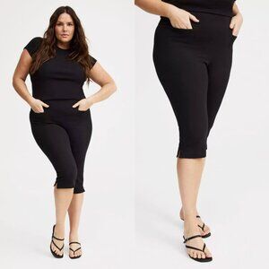 NWT Torrid 3 Black Luxe Ponte Pull-On High-Rise Capri Pant 3X 22 24